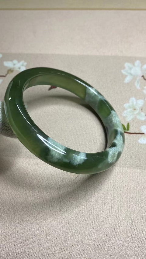 Gelang Bahan Fine Jade 180 Ukuran Gelang 63-65mm Ukuran 64.6mm Lebar 12.9mm Batu giok terbentuk secara alami Pola acak Sudah termasuk pajak pengiriman.