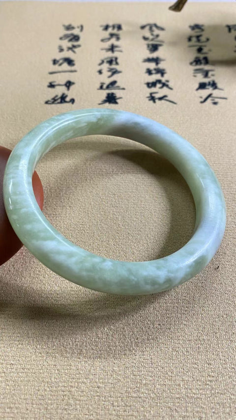 Gelang Giok Cui Giok Minyak Tua Ukuran 57-59mm Ukuran 58.5mm Lebar Sisi 10mm Giok ini terbentuk secara alami dan polanya acak Sudah termasuk pajak pengiriman.