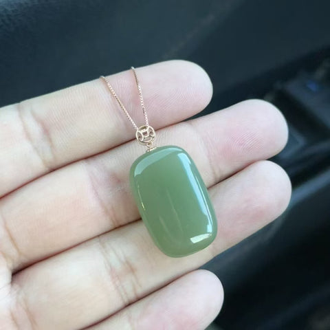 Kalung Plakat Roti Giok Hotan Giok yang Indah Jepitan Emas 18k Cocok dengan Rantai Perak 925 Ukuran 27.6 * 17.7 * 8.1mm Sudah termasuk pajak pengiriman.