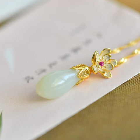 3147-4 Kalung Bunga Magnolia Giok Hetian Jade Alami yang terbuat dari perak 925 Ukuran 8 * 19mm & nbsp; Kualitas giok halus dan hangat, gayanya indah sudah termasuk pajak pengiriman.
