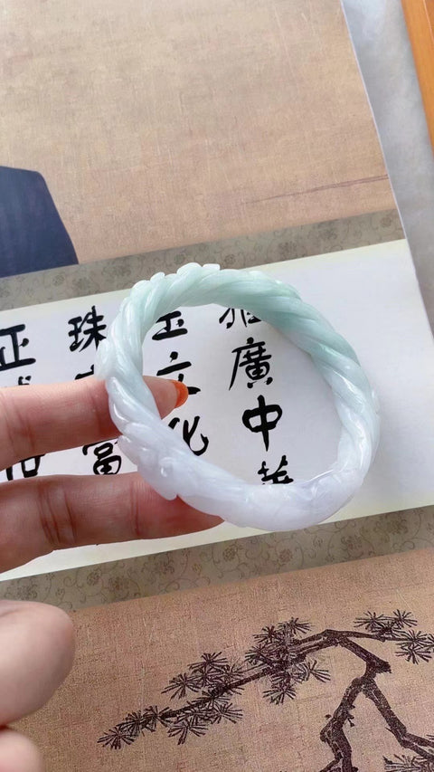 Gelang barang dari batu giok alami Gelang barang dari bahan batu giok tua bagian bawah kepala hangat halus ukuran penuh 58mm Batu giok bersih dan halus Batu giok memiliki pola yang terjadi secara alami Termasuk pajak pengiriman