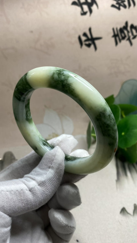 Gelang giok Xiuyan yang indah dengan rona hijau pekat yang tampak "berminyak". Diameter dalam 56,5 mm, lebar sisi 11,6 mm. Semua giok terbentuk secara alami, gratis ongkos kirim dan pajak.