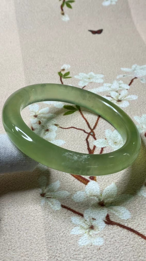 Gelang Giok Cui Giok Hijau Penuh Gelang Giok Terapung Ukuran 62-64mm Ukuran 63.2mm Lebar Sisi 12mm Giok ini semuanya muncul secara alami dan polanya acak Sudah termasuk pajak pengiriman.