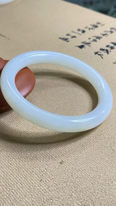 Gelang Giok Ciu Alami Ukuran 58-60mm Ukuran 59.3mm Lebar Sisi 11.6mm Giok terjadi secara alami Pola acak Pengiriman dan pajak sudah termasuk.