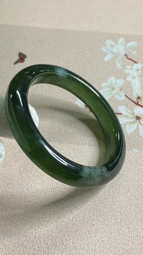 Gelang Bahan Fine Jade 180 Ukuran Gelang 55-57mm Ukuran 56.5mm Lebar 11.8mm Batu giok terbentuk secara alami Pola acak Sudah termasuk pajak pengiriman.