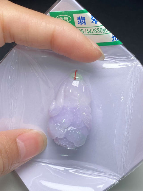 Liontin Kubis Jadeite Alami Batu gioknya bagus dan hangat, gayanya indah, diukir dengan tangan, ukurannya seperti yang ditunjukkan pada gambar, sudah termasuk pajak pengiriman.