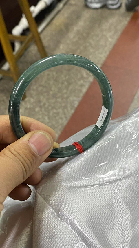 Gelang jadeite minyak jadeite halus yang jernih, kaliber yang cocok untuk ukuran 61-63mm Ukuran 62mm Lebar batang 9mm Batu giok terbentuk secara alami Pola acak sudah termasuk pajak pengiriman