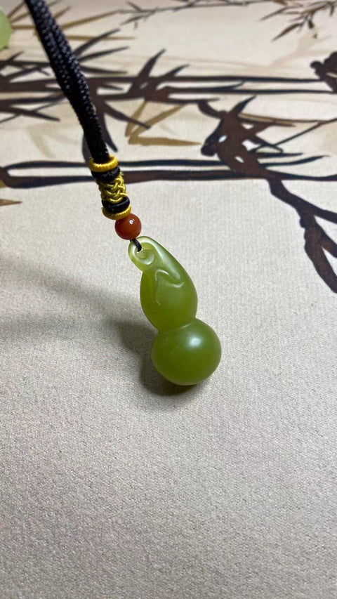 Liontin Labu Giok Cui Giok Alami Ukuran 38 * 16mm Giok Ukiran Tangan bersih dan halus Pajak pengiriman sudah termasuk.