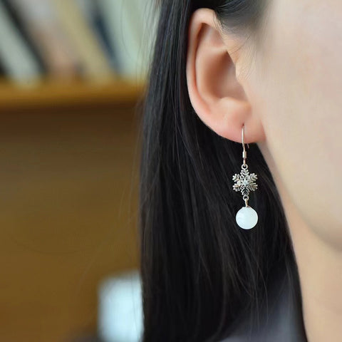 Anting Kepingan Salju Giok Hetian Alami yang terbuat dari perak 925, giok ini bersih, halus dan hangat, ukuran 8mm, penuh gaya, sudah termasuk pajak pengiriman.
