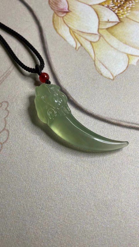 Liontin Gigi Naga Giok Cui Jade Alami Ukuran 59.8 * 18.6mm Gaya Unik Termasuk ongkos kirim dan pajak.