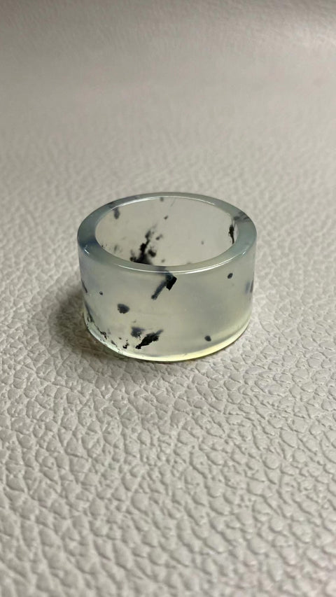 Cincin Tinta Giok Cui Giok alami yang bersih, halus dan hangat Ukuran 22mm Tinggi 15.8mm Sudah termasuk ongkos kirim dan pajak.