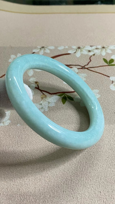 Gelang Gelang Giok Celestite Giok Cui Giok Alami Ukuran 60-62mm Ukuran 61mm Lebar Sisi 11mm Giok ini terbentuk secara alami dan polanya acak Sudah termasuk ongkos kirim dan pajak.