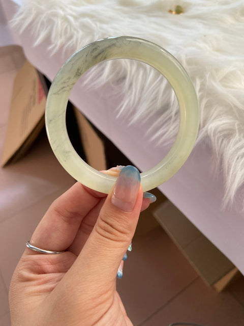 Gelang Giok Cui Alami Ukuran 55-57mm Ukuran 56.8mm Giok ini terbentuk secara alami dan polanya acak Termasuk pajak pengiriman.