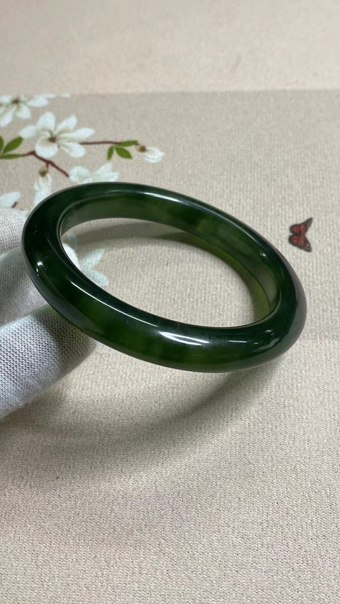 Gelang Garis Kecantikan Giok Cui Fine Cui Jade Ukuran 56 ~ 58mm Ukuran 57.3mm Lebar 11mm Giok adalah batu giok alami, pola acak, sudah termasuk pajak pengiriman.