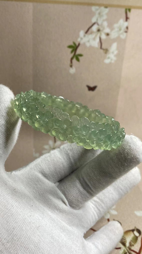 Gelang Bunga Berukir Batu Giok Cui Jade Ice Green Ukuran 55-57mm Ukuran 56.5mm Lebar Sisi 15mm Batu giok semuanya terjadi secara alami Pola acak termasuk pajak pengiriman