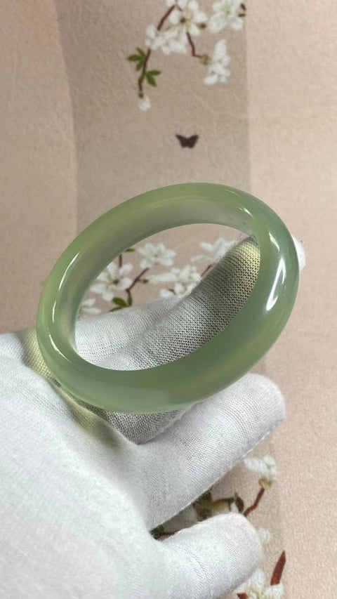 Gelang Hijau Es Giok Cui Giok Alami Ukuran 49-61mm Ukuran 50.6mm Lebar Samping 12.4mm Giok terjadi secara alami Pola acak termasuk pajak pengiriman