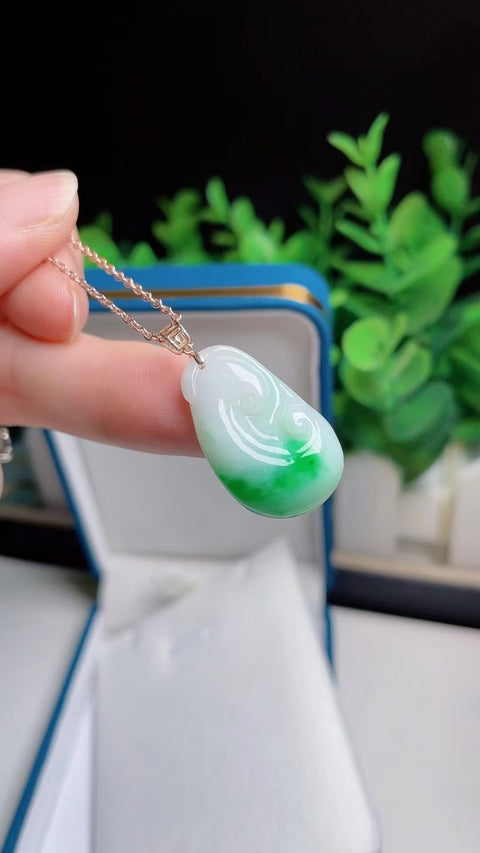 Kalung Jadeite Ruyi Alami Pengaturan Emas 18k Ukuran 2.5 * 1.6cm Batu giok bersih, halus dan hangat dengan pola yang indah sudah termasuk pajak pengiriman.