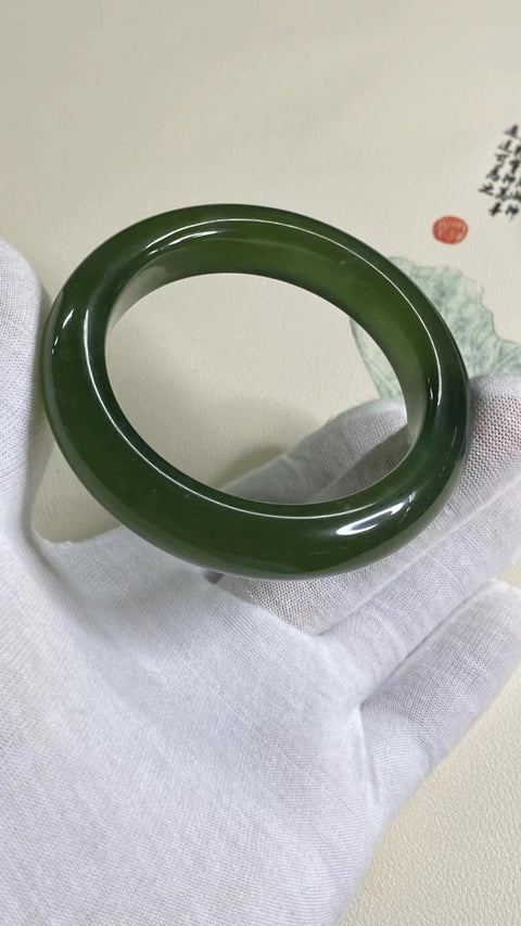 Gelang Hijau Penuh Giok Cui Fine Jade Ukuran 54-56mm Ukuran 55.1mm & nbsp; Lebar Sisi 13mm Giok ini muncul secara alami dan polanya acak Sudah termasuk pajak pengiriman.