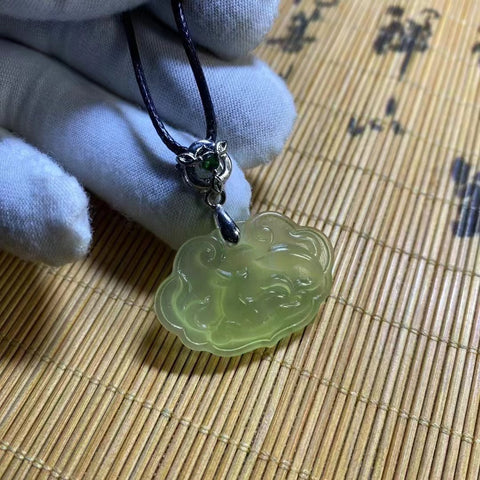 Liontin Rubah Roh Giok Alami Ukuran 24 * 33mm Dua Sisi Es Transparan Berpendar Termasuk pajak pengiriman.