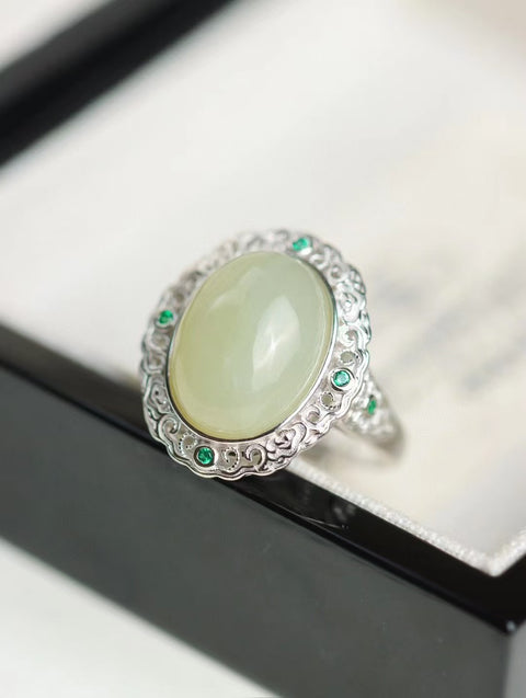 Cincin Giok Hetian Alami yang terbuat dari perak 925. Giok ini bersih, halus, dan hangat.