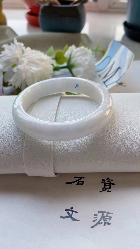 Bagian khusus dari gelang giok alami bahan lubang tua bagian bawah kepala air hangat halus ukuran penuh 55mm Giok adalah pola yang terjadi secara alami secara acak Termasuk pengiriman dan pajak