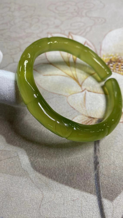 Gelang Bambu Giok Berukir Alami Ukuran 57-59mm Ukuran 58.4mm Lebar Sisi 10.7mm Giok terjadi secara alami Pola acak termasuk pajak pengiriman