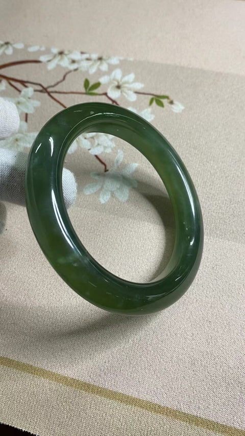 Gelang Gelang Cui Jade Tsingti Milkcap Ukuran 61-63mm Ukuran 62.2mm & nbsp; Lebar Sisi 12mm Batu giok muncul secara alami dan polanya acak Sudah termasuk pajak pengiriman.