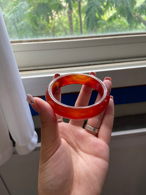 Gelang batu akik merah alami dengan pola yang indah Ukuran 56.2mm Lebar sisi 14mm Batu giok terjadi secara alami Pola acak Pengiriman dan pajak sudah termasuk