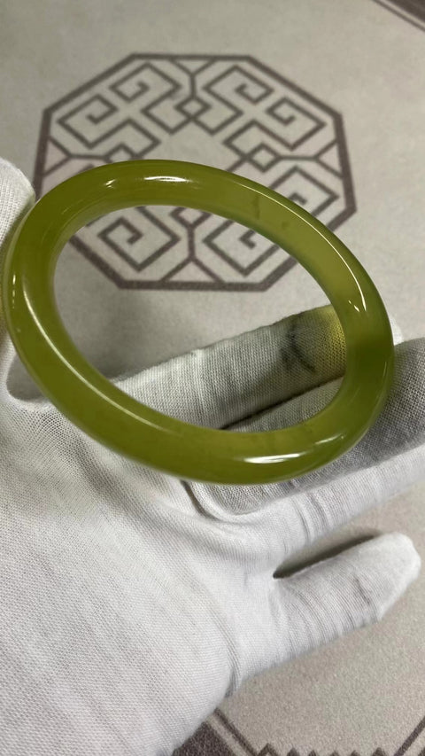 Gelang Giok Ciu Giok Emas Kuning Gelang Giok Emas Kuning Ukuran 660-62mm Ukuran 61.4mm Lebar Sisi 10.2mm Giok terjadi secara alami Pola acak termasuk pajak pengiriman.