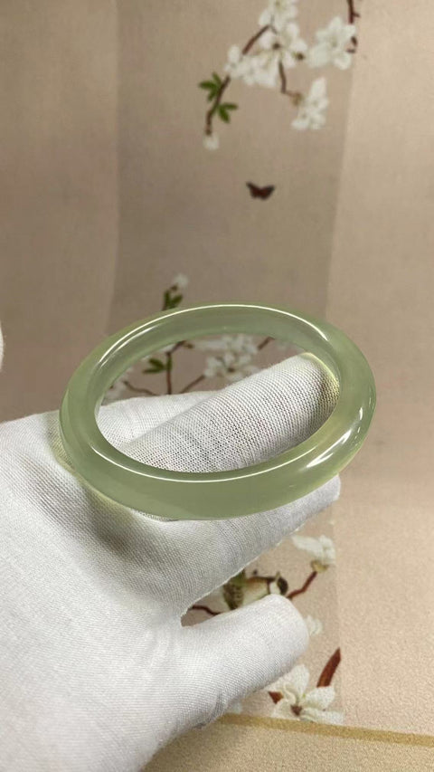 Gelang Giok Cui Halus Ukuran 55-57mm Ukuran 56.5m Lebar 9mm Giok terjadi secara alami Pola acak Termasuk ongkos kirim dan pajak