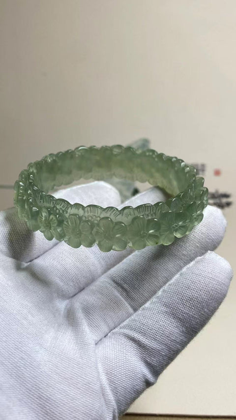 Penawaran Khusus Gelang Bunga Ukiran Batu Giok Cui Giok Es Hijau Ukuran 55-57mm Ukuran 56.5mm Lebar Sisi 15.8mm Batu giok secara alami memiliki pola yang acak.