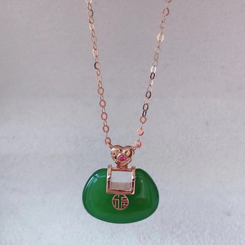 Kalung Jasper Alami Rantai Emas 18k Rantai Emas Desain One Piece Ukuran 10 * 15mm Giok bersih dan halus serta hangat Sudah termasuk pajak pengiriman.