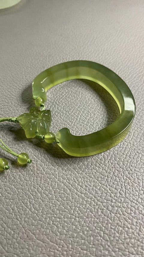 Gelang Lukisan Tinta Giok Cui Alami Ukuran 56-58mm Lebar Sisi 11.3mm Batu giok terbentuk secara alami dan polanya acak Sudah termasuk pajak pengiriman.