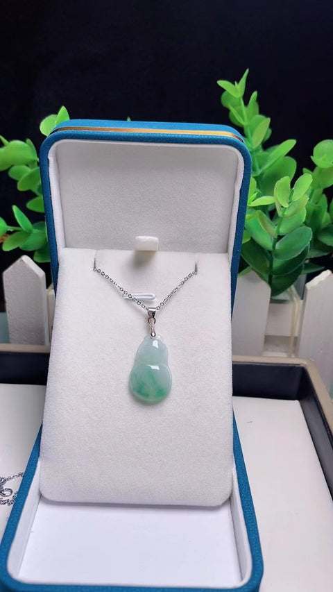 Kalung Labu Jadeite Alami 925 perak bertatahkan bahan lubang tua Berarti keberuntungan dan kemakmuran Ukuran 2.2 * 1.4cm Termasuk pajak pengiriman