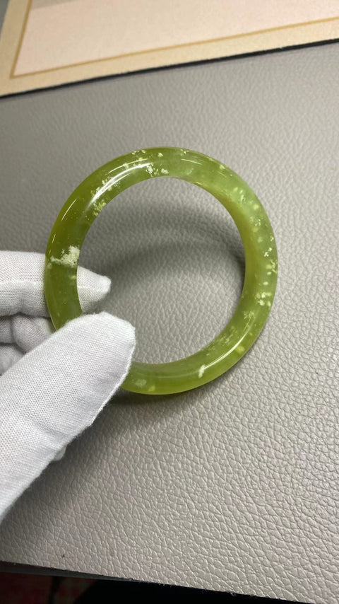 Gelang Badai Salju Giok Cui Halus, Bunga Es Alami, Hijau dengan Bunga Ukuran 59-61 Ukuran 60.7mm, Lebar Sisi 13.3mm Giok terjadi secara alami Pola acak Termasuk Pajak Pengiriman