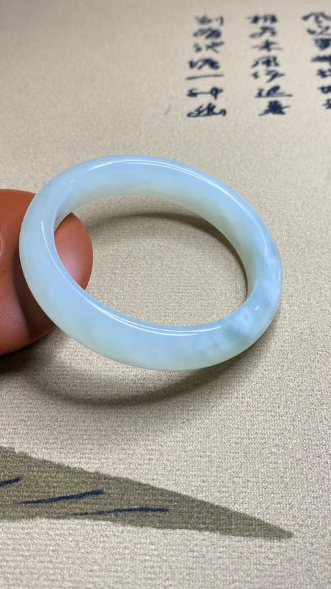 Gelang Cahaya Bulan Putih Giok Cui Giok Alami Ukuran 51-53mm Ukuran 52.1mm Lebar Sisi 12.3mm Giok semuanya terjadi secara alami Pola acak termasuk pajak pengiriman