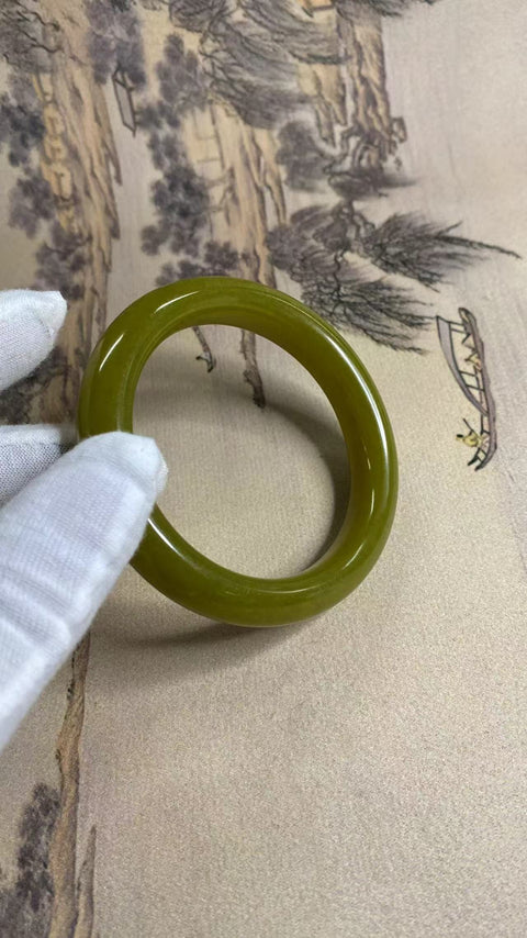 Gelang Alpukat Giok Halus Ukuran 59-61mm Ukuran 60.3mm Lebar Sisi 13.5mm Giok semuanya terjadi secara alami Pola pengiriman acak termasuk Pajak Pengiriman.