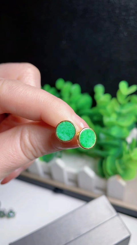 Anting-anting Jadeite Alami dengan warna perak 925 Spicy Green Ukuran 1.0 Tekstur halus Sudah termasuk ongkos kirim dan pajak.