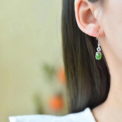 Anting Telur Jasper Alami Giok halus, lembab dan ukuran penuh 8 * 6mm, pengerjaan yang sangat indah, penuh gaya dan elegan, sudah termasuk pajak pengiriman.