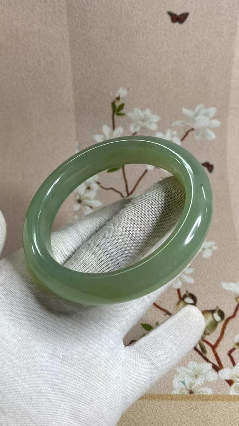 Gelang Bunga Terapung Air Biru Giok Cui Giok Alami Ukuran 59-61mm Ukuran 60.3mm Lebar Samping 13.2mm Batu giok semuanya muncul secara alami Pola acak Sudah termasuk pajak pengiriman.
