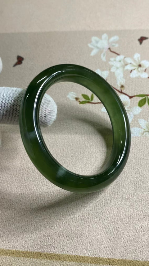Gelang Bahan Fine Cui Jade 180 Ukuran 53-55mm Ukuran 54.7mm Lebar 11.6mm Batu giok terjadi secara alami Pola acak Termasuk pajak pengiriman.