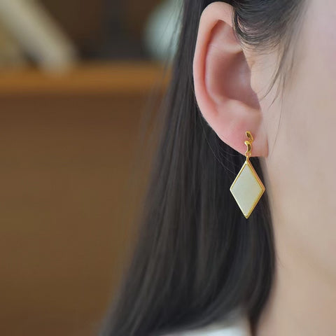 2406-2 Anting Belah Ketupat Giok Hetian Alami yang terbuat dari perak 925 Ukuran 10 * 17mm Giok yang halus dan hangat Sudah termasuk ongkos kirim dan pajak