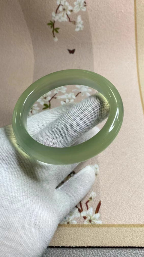 Gelang Mulut Kecil Gelang Es Giok Cui Jade Hijau Es Ukuran 57-59mm Ukuran 58.5mm Lebar Sisi 12.5mm Giok semuanya terjadi secara alami Pola pengiriman acak termasuk Pajak Pengiriman.