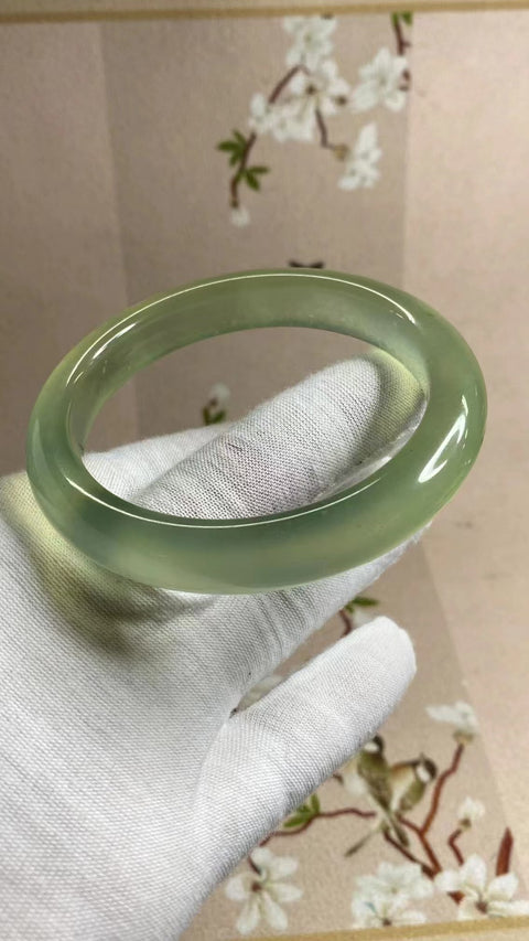 Gelang Giok Cui Halus Ukuran 61-62mm Ukuran 61.9mm Giok ini terbentuk secara alami dan polanya acak Sudah termasuk pajak pengiriman