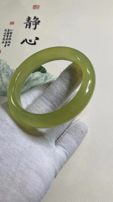 Gelang Kuning Minyak Ayam Giok Cui Giok Alami Ukuran 61-62mm Ukuran 61.1mm Lebar Samping 13.5mm Batu giok terbentuk secara alami dan polanya acak Sudah termasuk ongkos kirim dan pajak.