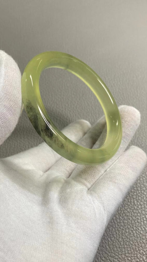 Gelang Warna Musim Semi Giok Cui Giok bersih, halus dan hangat Ukuran 55-57mm Ukuran 56.2mm Lebar Sisi 10mm Giok terbentuk secara alami Pola pengiriman acak sudah termasuk Pajak Pengiriman