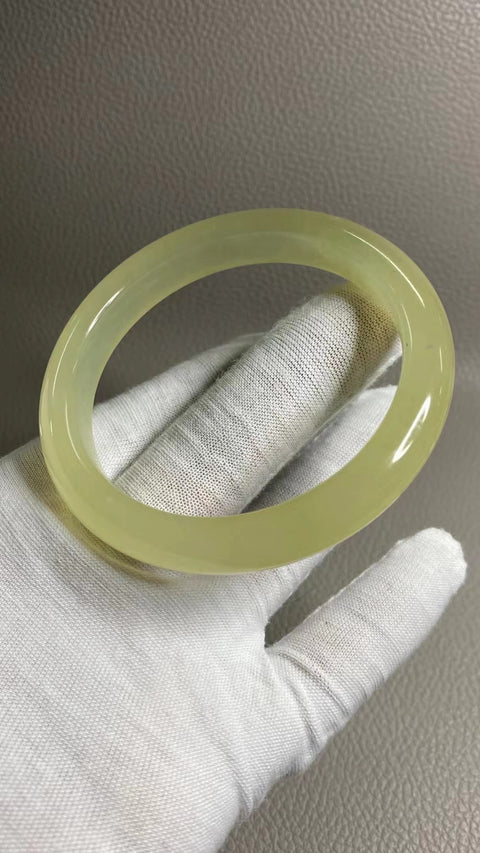 Gelang Mulut Kecil Kecil Giok Cui Alami Ukuran 59-61mm Ukuran 60.5mm Lebar Sisi 11.3mm Giok masih terbentuk secara alami Pola acak Pengiriman dan pajak sudah termasuk.