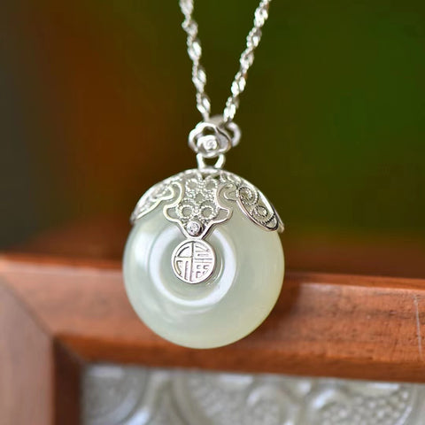 3269 Kalung Jepitan Ping An Giok Hetian Giok Alami 925 Tatahan Perak Ukuran 20 * 20mm Giok bersih dan halus serta hangat Sudah termasuk ongkos kirim dan pajak.