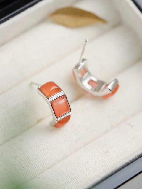 Anting-anting merah alami yang terbuat dari perak 925 dengan batu giok yang bersih, halus, dan hangat, dengan gaya yang bersih dan penuh gaya, sudah termasuk pajak pengiriman.