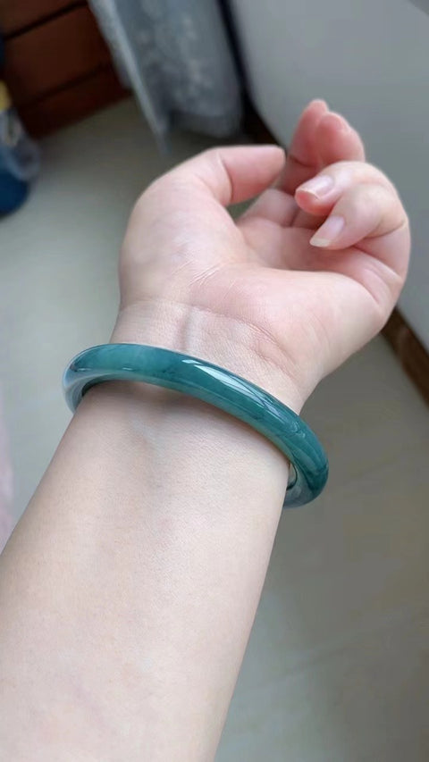 Gelang barang dari batu giok alami Bahan batu giok Pit tua bersih, halus, dan hangat Ukuran 63mm Warna hijau pedas Batu giok alami Pola acak Termasuk ongkos kirim dan pajak